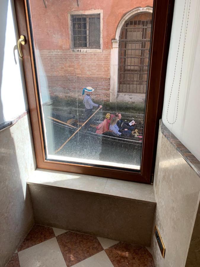 Luxury Apartment In San Marco With Canal View Venesia Bagian luar foto
